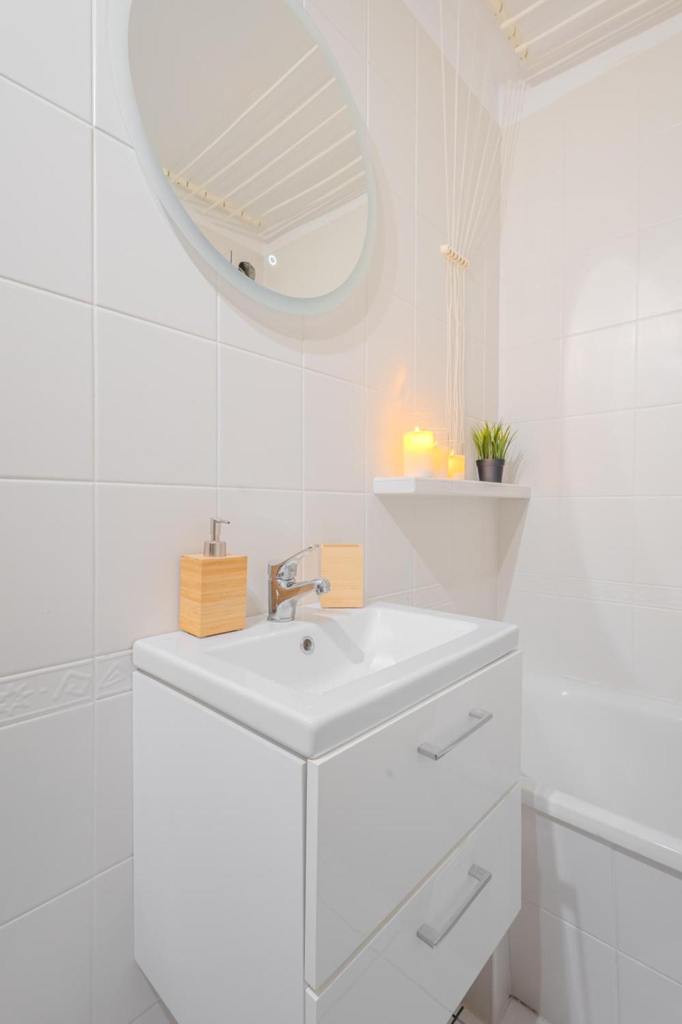 Rezydencja Filmowa- Wygodny Apartament 10 Min Od Lotniska I Centrum Lägenhet Warszawa Exteriör bild